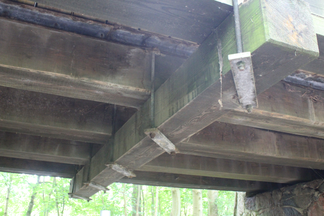 Broens formål er at komme tørskoet over Køge Å, og den skulle udelukkende være lavet af træ og måtte ifølge pressemeddelelse fra Køge Kommune, ikke forstærkes med metal. Der er trods alt brugt noget metal til at holde broen sammen med. 